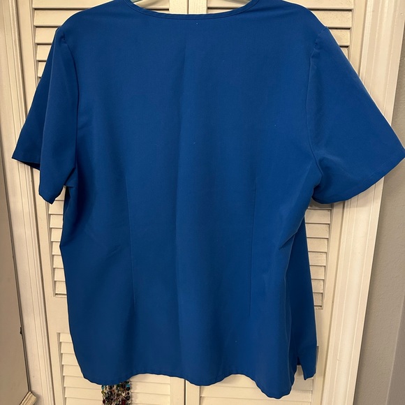 Figs Cecil blue scrub top.  Women’s size XL.  Medical scrubs. - Picture 2 of 4